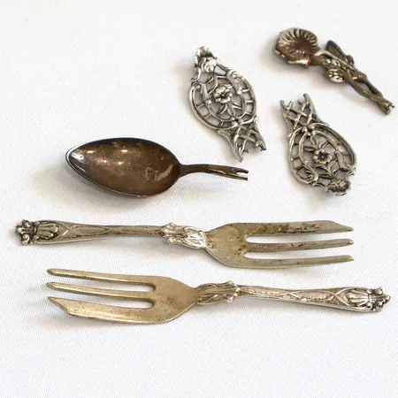 2 Dessertgafflar 1 kaffesked, defekt, 830/1000 Silver Vikt: 40,2 g