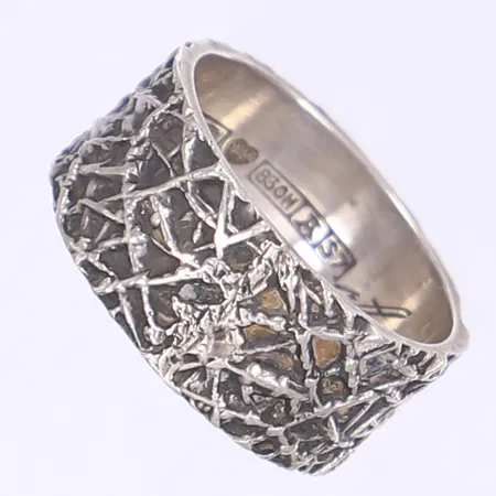 Ring med reliefdekor Åbo Finland 1981 stl 17½ bredd 6mm gravyr 830/1000 Vikt: 5,4 g