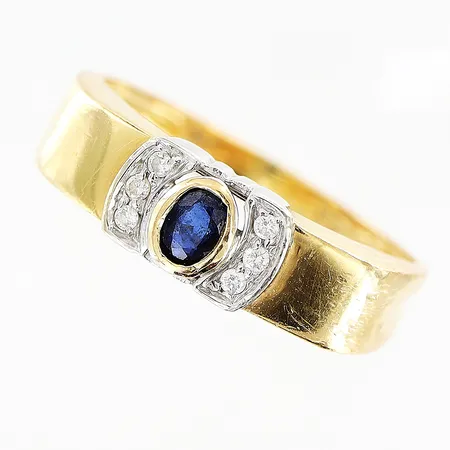 Ring med diamanter 6 x ca 0,01ct samt safir, stl 16½, bredd 2-5mm, 18K Vikt: 2,5 g