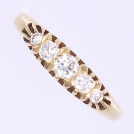 Ring med dia tot ca 0,29ctv enl gravyr stl 17 bredd 1-4mm gravyr 18K Vikt: 2 g