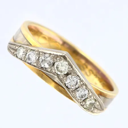 Ring Schalins diamanter 3 x ca 0,05ct 2 x ca 0,04ct 2 x 0,03ct, stl:16¾ tvåfärgad, gravyr, 18K Vikt: 4,8 g