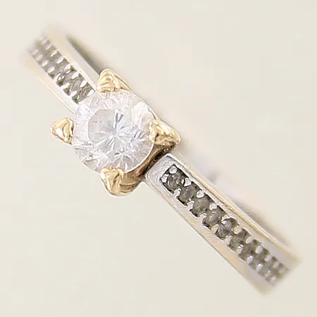 Ring med vita stenar stl:17½ bredd 3,5mm 14K Vikt: 2,4 g