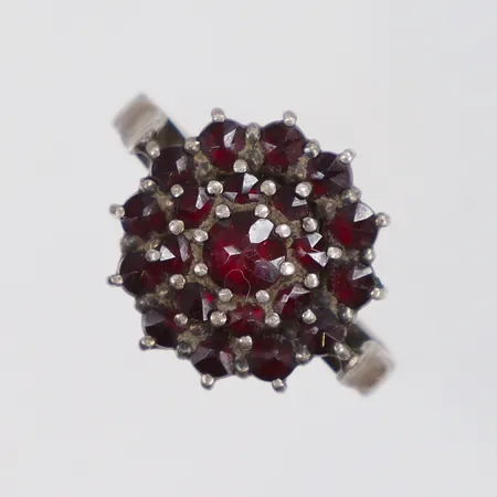 Ring med röda stenar, stl:16½, bredd 2-14mm, 830/1000 silver Vikt: 3,2 g