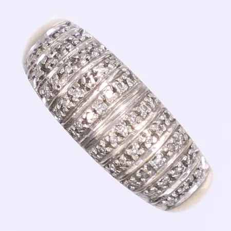 Ring med diamanter ca 30x0,005ct stl 17¾ bredd 2-8mm 18K Vikt: 4,9 g