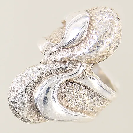 Ring med mönstrad dekor stl:16¾ bredd 5,8-28,9mm, silver 925/1000 Vikt: 7,4 g