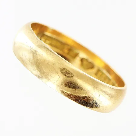 Ring slät stl:16¾, bredd 4,5mm, gravyr, tunna repor, 18K Vikt: 3,5 g