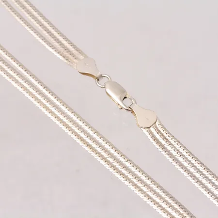 Kedja 44,5cm, tre kedjor längsta är 48cm, bredd vid lås 6mm, silver 925/1000, Italy, 11,13g.