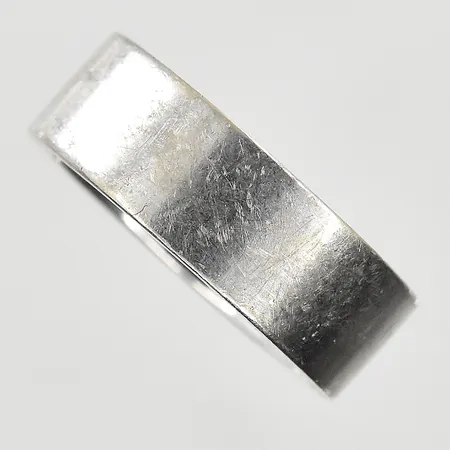 Ring stl:17¼, bredd 7mm, gravyr, 18K. Vikt: 11,8 g