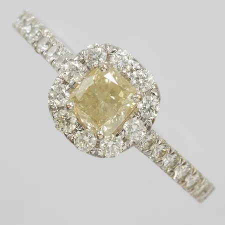 Karmoséring med en cushionslipad ljusgul diamant 0,53ct samt 24 vita 0,53ctv enligt gravyr, gula diamanten ca.VS2, stl:17¼, bredd: 1,8-7,8mm, svenska stämplar, vitguld, 18K Vikt: 2,6 g