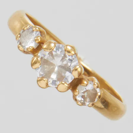 Ring med vita stenar, skev och bucklig skena, stl:ca.15¾, 18K Vikt: 1 g
