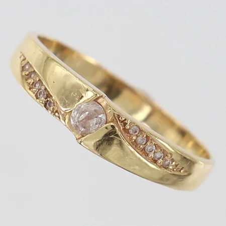 Ring med vita stenar stl:18 bredd 2,5-4,5mm 18K. Vikt: 2,3 g