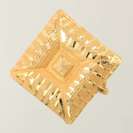 Ring med dekor justerbar storlek bredd 1,7-24,5mm skev skena 21K Vikt: 3,9 g
