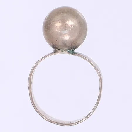 Ring med kula Ø8mm stl 14½ bredd 7-10mm hårt bruksslitage knäckt skena svenska stämplar silver 830/1000 Vikt: 3,5 g
