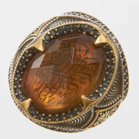 Ring med sten samt arabisk text, stl 19, bredd 5-23,5mm, 925/1000 silver Vikt: 15,9 g