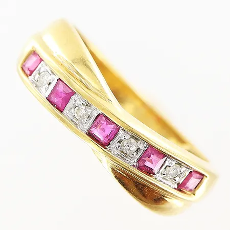Ring med diamanter 4 x ca 0,01ct, röda stenar, Guldfynd, stl:16¼, bredd 2-6mm, ytliga repor, 18K  Vikt: 2,9 g