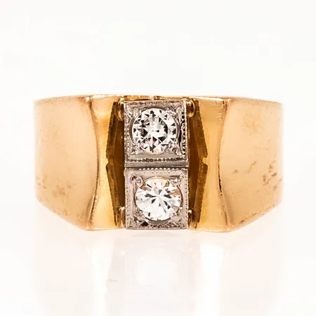 Ring med två vita stenar stl:16¼ bredd 3,7-9,8mm, stämplad N9 (1963), BEH (Bengt Hallberg Guldsmeds AB, Köping), 18K och kattfot. 5,5g.