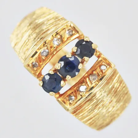 Ring med safirer och diamanter ca 8x0,005ct stl: 17 bredd: ca 4-10mm 18K Vikt: 7,6 g