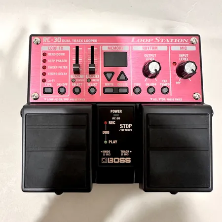 Effekpedal Boss RC-30 Dual Track Looper serienummer:I1E2402 nätadapter AC Adaptor PSA-230S manual kartong Skickas med postpaket.