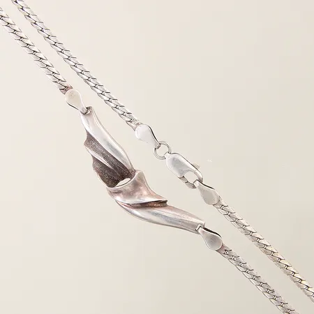 Collier manglad Pansar med integrerat hänge längd 43cm bredd 2,5-9mm silver 925/1000 Vikt: 10,7 g