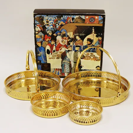 4st serveringsbrickor Scandia guld, varav 2 med handtag, Ø10-24cm, originalkartong till den större brickan, fint bruksslitage  Vikt: 0 g Skickas med postpaket.