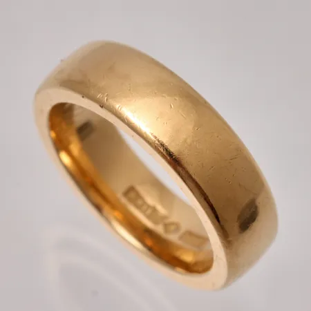 Ring stl:17½ bredd 6mm, defekt gravyr, 18K, 13,34g.