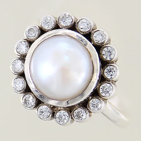 Ring KumKum med odlad sötvattenpärla samt vita stenar stl:18 bredd 2,1-16,8mm, silver 925/1000 Vikt: 8,3 g