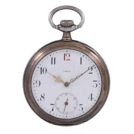 Fickur Omega med röd tolva Ø52mm Grand Prix 1900, manuell, liten sekundvisare, innerboett i silver, verknr 4144547, boettnr 4796295, klockkedja i vitmetall, repigt glas, 800/1000 silver. Bruttovikt exkl. kedja 94,0g. 