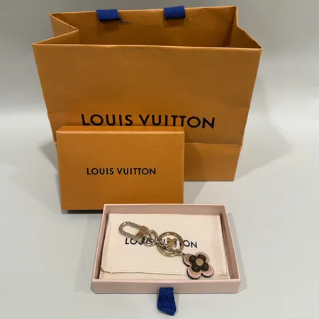 Nyckelring Louis Vuitton Blooming Flower BB Bag Charm and Key Holder modell-nr:M63085 gulmetall med lätt slitage, läder med mindre fläckar, dustbag, ask, påse, webbkvitto från Louis Vuitton år 2024