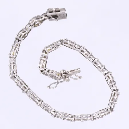 Armband med vita stenar Guldfynd/GHA längd 18,5cm bredd 5mm silver 925/1000 Vikt: 12,8 g