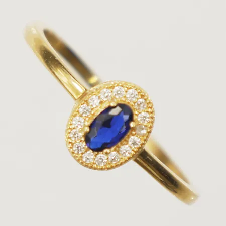Ring med vita samt blå sten stl: 19 bredd 8,4mm, personlig gravyr, 18K Vikt: 2,1 g