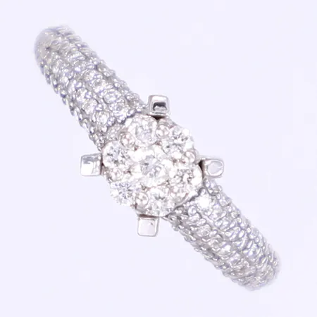 Ring med diamanter ca tot 0,35ct stl 17¼ bredd 2,5-7mm vitguld 18K Vikt: 3,6 g