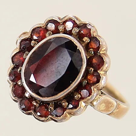 Ring med granater stl:17 bredd 2,8-16,7mm, förgyllt silver 925/1000 Vikt: 4,6 g