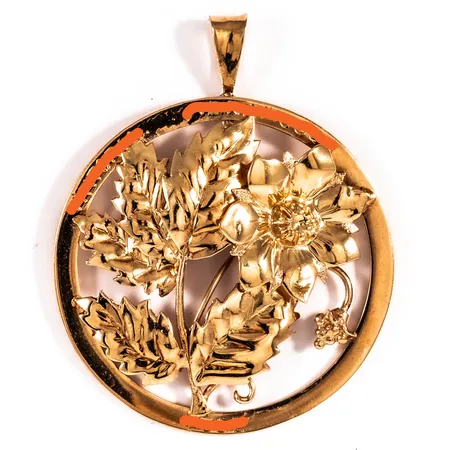 Hänge med blomdekor bredd 35,8mm längd 44mm, namn- och årsgravyr, 18K 7,1g.