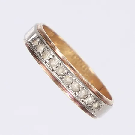 Ring med vita stenar st 17¾ bredd 4mm svenska stämplar gravyr 18K Vikt: 3,3 g