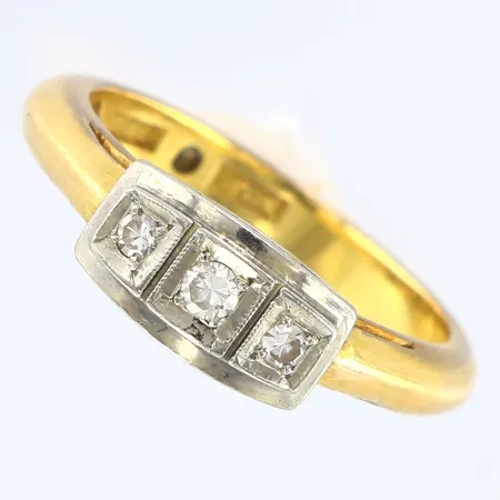 Ring diamanter 2 x ca 0,04ct 1 x ca 0,08ct, stl:17½ bredd: 3-5,5mm, detalj i vitguld, 20K Vikt: 5,8 g
