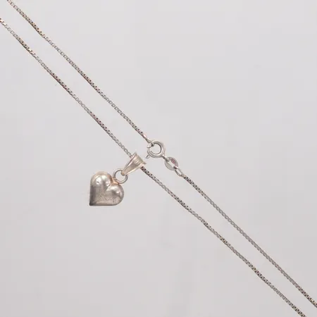 Kedja Venezia längd 46,5cm, hänge hjärta längd 2,5cm, bredd 12,6mm, silver 925/1000 Vikt: 4,8 g