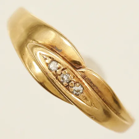 Ring med diamanter totalt 0,03ct enligt gravyr stl:19 bredd 1,8mm 18K Vikt: 2,9 g