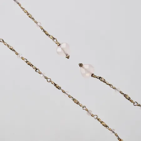 Collier med färgade stenar längd: ca 102cm bredd: ca 2-10mm förgylld silver ostämplad 830/1000 Vikt: 21,1 g