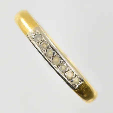Ring med vita stenar stl:18½, bredd 3mm, gravyr, gulguld/vitguld, 23K. Vikt: 3,1 g