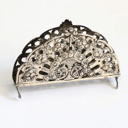 Servettställ längd ca 10,8cm, höjd ca 7cm, 830/1000 silver Vikt: 63,2 g
