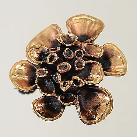 Brosch "Lava" Valo Koru 28,7-27,2mm, saknar stämpel, nål i oädel metall, brons