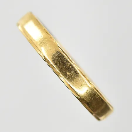 Ring stl:18½, bredd 3mm, 18K. Vikt: 2,1 g