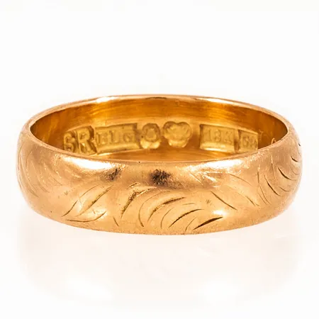 Ring mönster stl:19½ bredd 6mm, gravyr, 18K 6,7g.