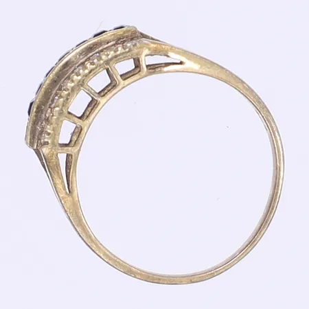 Ring med vita och blå stenar stl 18 bredd 2-6mm förgyllt silver 925/1000 slitage, en sten saknas Vikt: 2,7 g