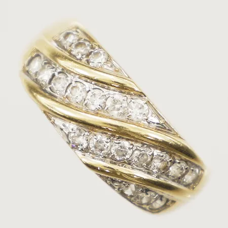 Ring med vita stenar stl:17¾ bredd 4-8mm 18K Vikt: 5,8 g