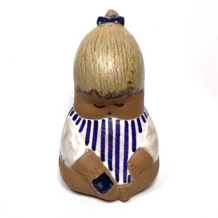 Figurin "Johanna" av Lisa Larson för Gustavsberg, ur serien Larsons Ungar som var i produktion 1962-1979, etikettmärkt höjd 15cm