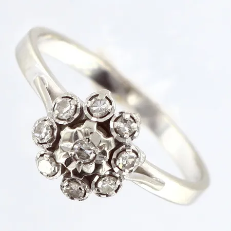 Ring diamanter 9 x ca 0,02ct stl:17¾, bredd 2-9mm, vitguld, 18K Vikt: 2,9 g