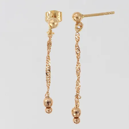 Ett par örhängen 31x3mm saknar snurrebuss 18K. Vikt: 0,9 g
