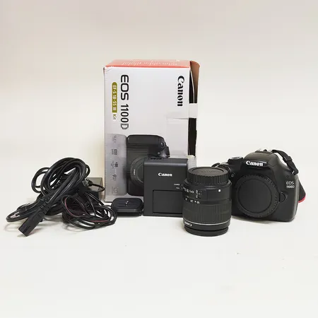 Camera Canon EOS 1100D, serienr 333074014001, objektiv Canon 18-55 1:3,5-5,6 III serienr 0747005588, laddare, adapter, två nätsladdar, kartong Skickas med postpaket.