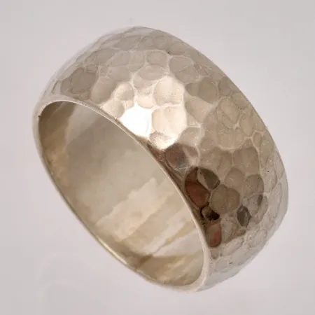 Ring stl:20¾, bredd 10,4mm, hammrad, silver 925/1000, 11,8g.